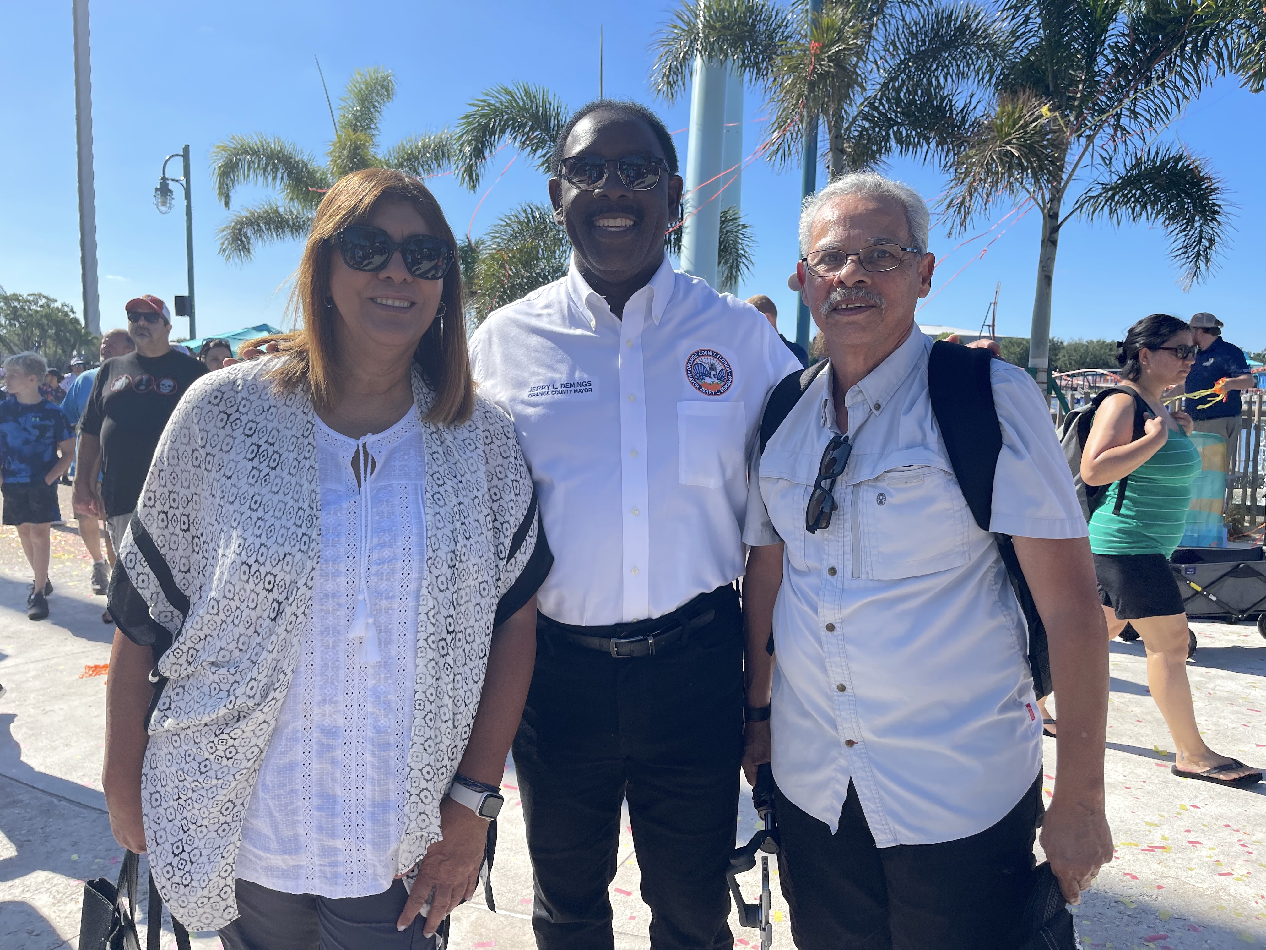 Jerry Demings, Alcalde de Orange County junto a Raisa Rivas y Gregorio Mayi,  de Parques Tematicos  de Orlando. Foto/Gregorio Mayi