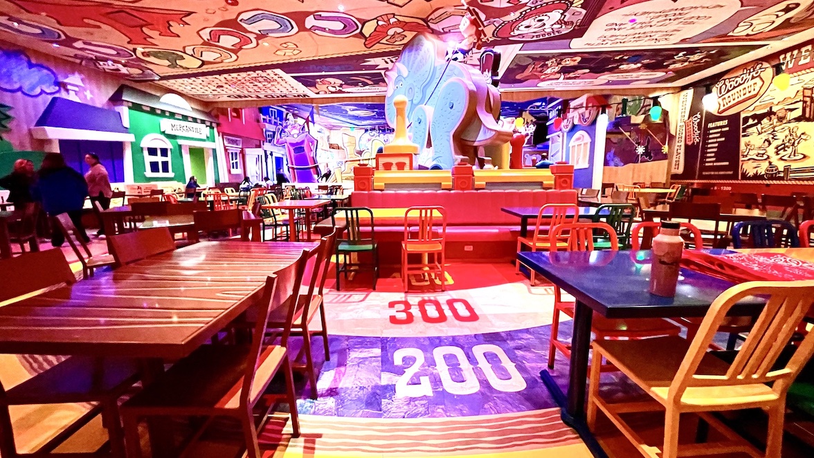 Interior del restaurante Roundup Rodeo BBQ en Toy Story de Disney. Foto Gregorio Mayí.