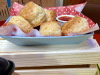 Lo primero que se sirve son los famosos biscuits con queso cheddar antes de la comida en restaurante Roundup Rodeo BBQ en Toy Story de Disney. Foto Gregorio Mayí.