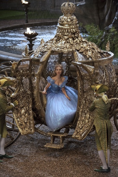 En Disney el carruaje y un adelanto de la película Cinderella - Travels and  Viajes