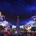 Decoración navideña de Main Street en Mickey's Very Merrit Christmas Celebration Party