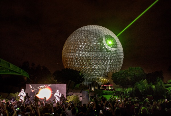 Esfera de Epcot convertida en Death Star por estreno de Rogue One. Foto Walt Disney World.