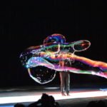 El maestro de las burbujas Fan Yang en SeaWorld. Foto Gregorio Mayi.