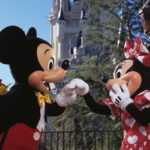 Mickey se prepara para sorprender a Minnie con un ramo de flores en en dia de San Valentin