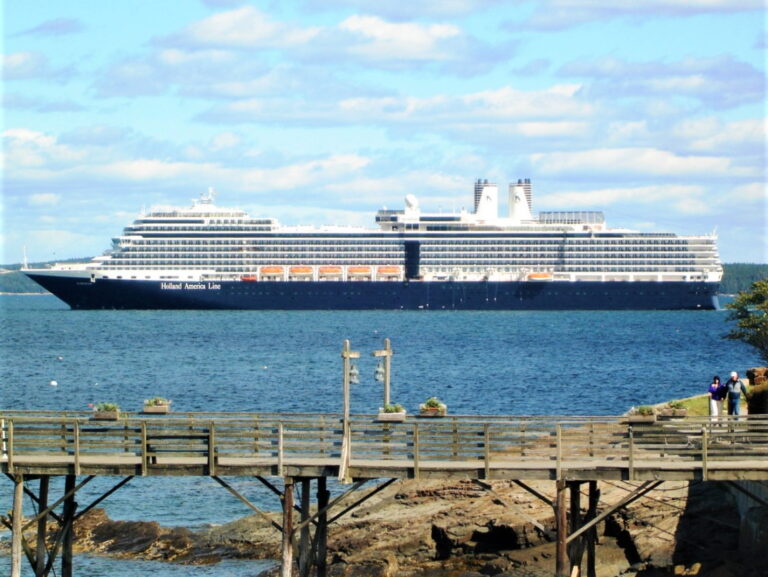 Uno de los barcos de Holland America line. Foto Gregorio Mayi.