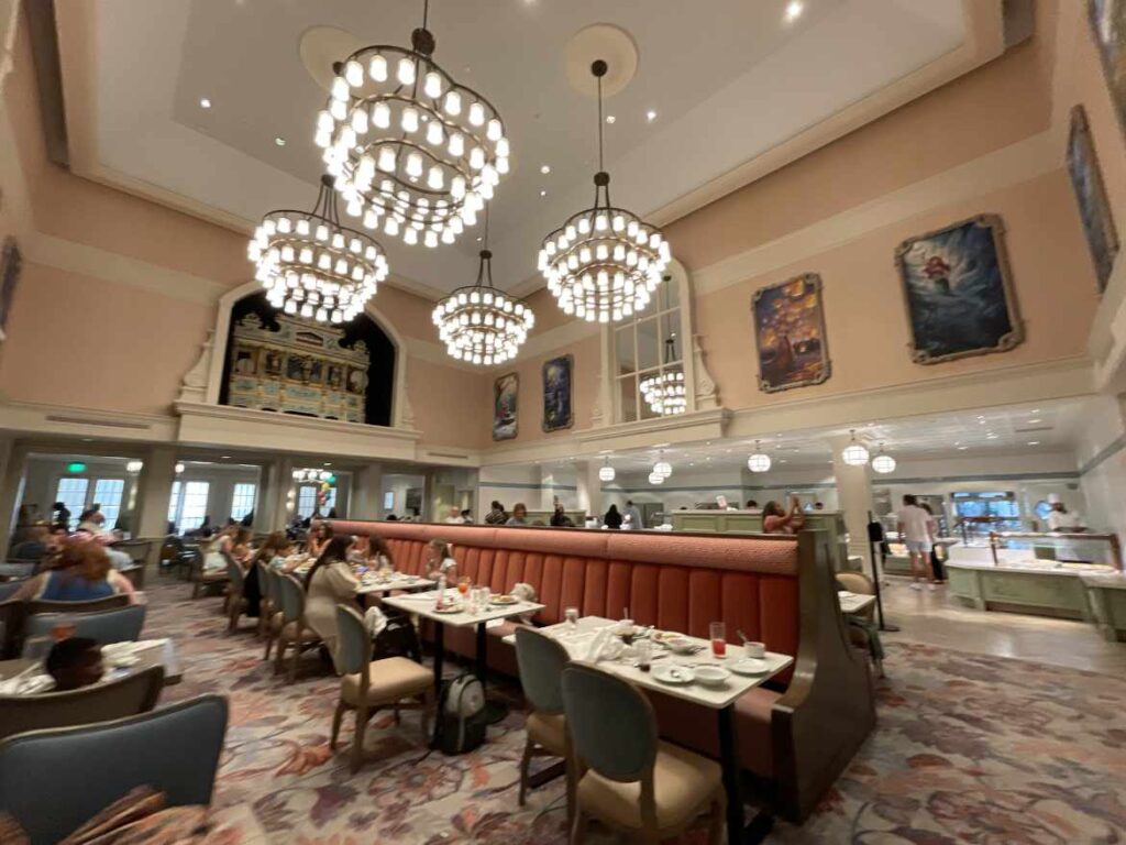 1900 Park Fare, un restaurante icónico en el Disney’s Grand Floridian Resort & Spa, en Orlando, Florida, reabrió sus puertas.